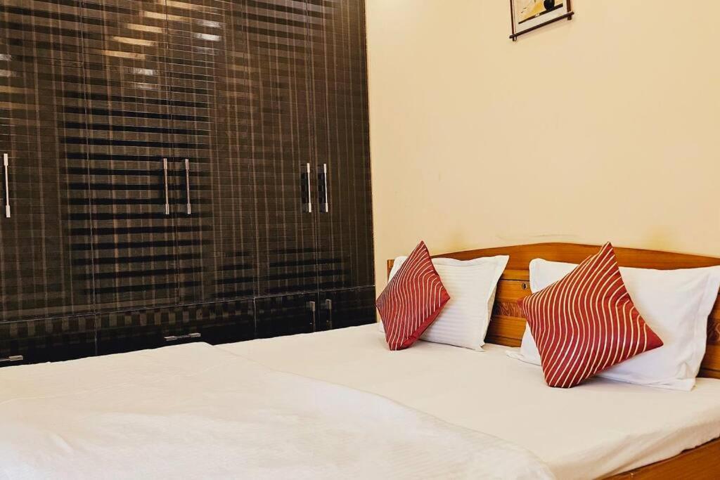 Hostmystay-2bhk Amarcolny Market New Delhi