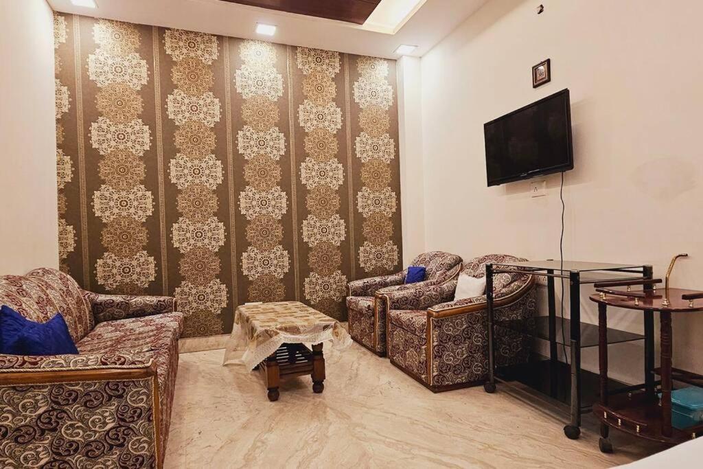 Hostmystay-2bhk Amarcolny Market * New Delhi